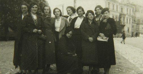 Fot. Grupa dziesięciu kobiet na Wawelu, Autor nieznany, Kraków, lata 30. XX wieku, dar Wandy Czarneckiej